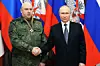 General Sergej Surovikin (tv) i selskab med præsident, Vladimir Putin. Nu er han afsat som leder af Ruslands flyvevåben. Han har været kendt som en hård hund i adskillige konflikter. Herunder som leder af de russiske styrker i Ukraine.