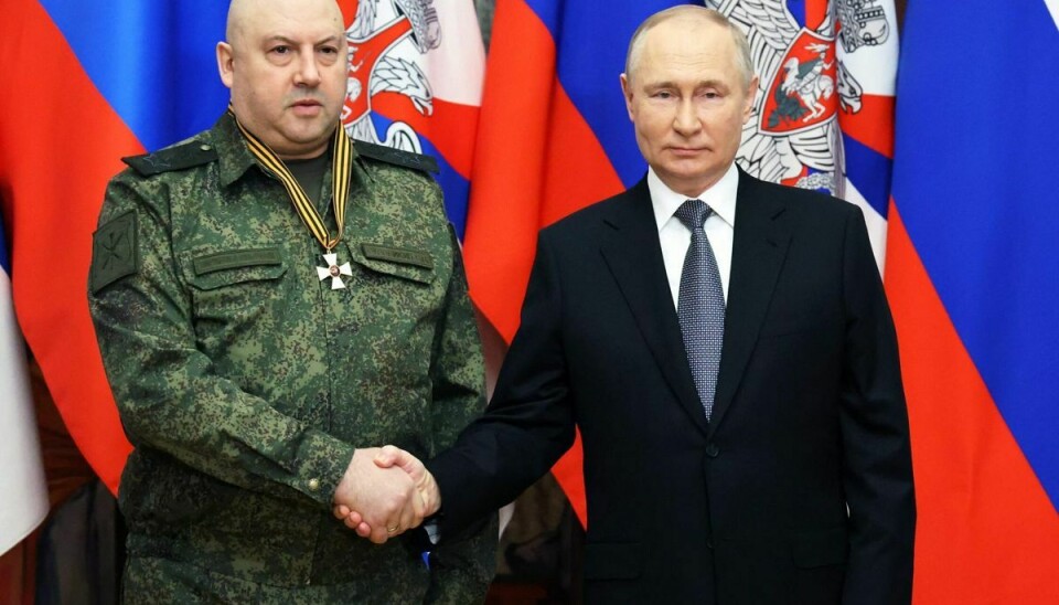 General Sergej Surovikin (tv) i selskab med præsident, Vladimir Putin. Nu er han afsat som leder af Ruslands flyvevåben. Han har været kendt som en hård hund i adskillige konflikter. Herunder som leder af de russiske styrker i Ukraine.