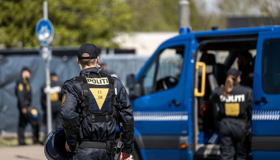 Betjente blev beskudt med flasker og sten af de unge i Jyllinge. Betjente blev beskudt med flasker og sten af de unge i Jyllinge.