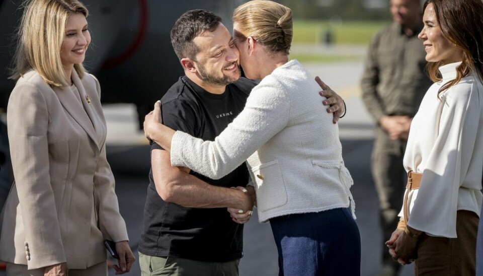 Ukraines præsident Volodymyr Zelenskyj og hans kone Olena Selenska modtages af kronprinsesse Mary, statsminister Mette Frederiksen, udenrigsminister Lars Løkke Rasmussen og forsvarsminister Jakob Ellemann-Jensen på Skrydstrup Airbase i Vojens, søndag den 20. august 2023. Ukraines præsident Volodymyr Zelenskyj og hans kone Olena Selenska modtages af kronprinsesse Mary, statsminister Mette Frederiksen, udenrigsminister Lars Løkke Rasmussen og forsvarsminister Jakob Ellemann-Jensen på Skrydstrup Airbase i Vojens, søndag den 20. august 2023.