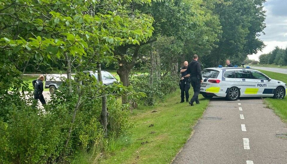 Syd- og Sønderjyllands Politi rykkede onsdag morgen ud til området ved efterskolen for at undersøge sagen om den døde mand.