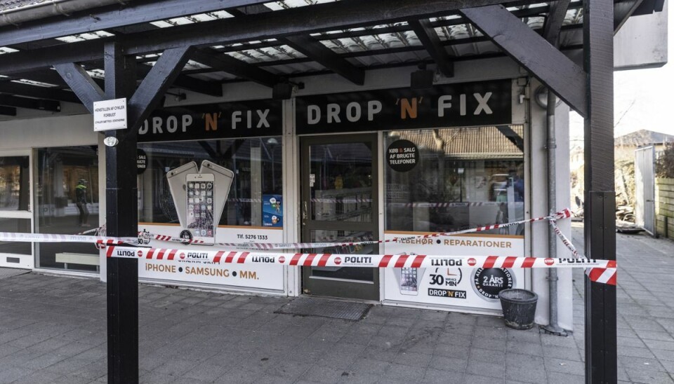En mobilreparatør i Dragør blev i marts offer for en sprængning. Her ses forsiden af forretningen efter politiafspærringen - bomben blev anbragt på bagsiden. (Arkivfoto). En mobilreparatør i Dragør blev i marts offer for en sprængning. Her ses forsiden af forretningen efter politiafspærringen - bomben blev anbragt på bagsiden. (Arkivfoto).
