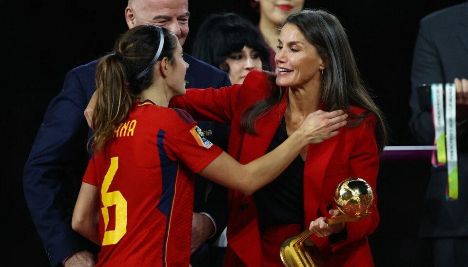 Dronning Letizia overrækker VM-trofæet til Aitana Bonmati Dronning Letizia overrækker VM-trofæet til Aitana Bonmati
