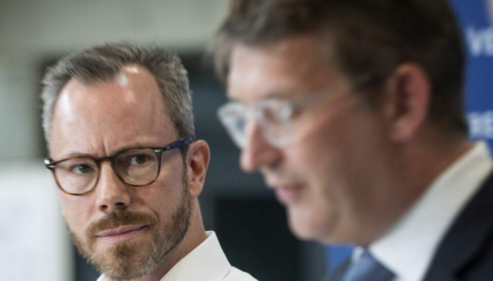 Venstres formand Jakob Ellemann Jensen og Troels Lund Poulsen bytter ministerier. Venstres formand Jakob Ellemann Jensen og Troels Lund Poulsen bytter ministerier.