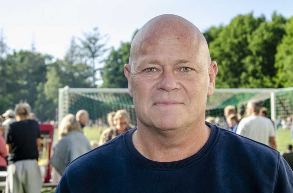 Stig Tøfting erkender at have skubbet til en person, men afviser at have slået manden.