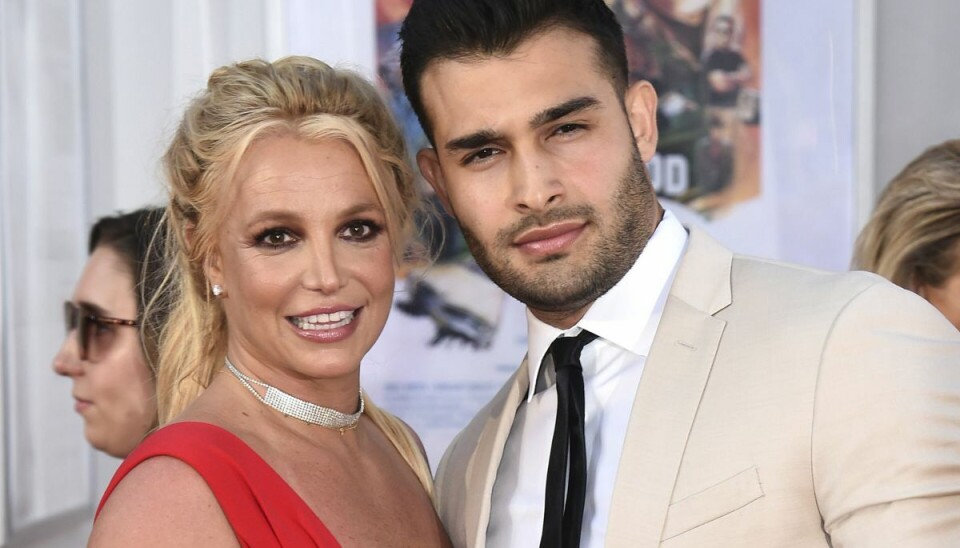 Britney Spears og Sam Asghari blev gift den 9. juni sidste år. Nu godt 14 måneder senere har han fået nok og vil skilles. Britney Spears og Sam Asghari blev gift den 9. juni sidste år. Nu godt 14 måneder senere har han fået nok og vil skilles.