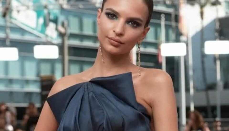 Emily Ratajkowski er ikke bleg for at forkæle sin fans med billeder af sig selv mere eller mindre afklædt. Nu har hun gjort det igen. Emily Ratajkowski er ikke bleg for at forkæle sin fans med billeder af sig selv mere eller mindre afklædt. Nu har hun gjort det igen.
