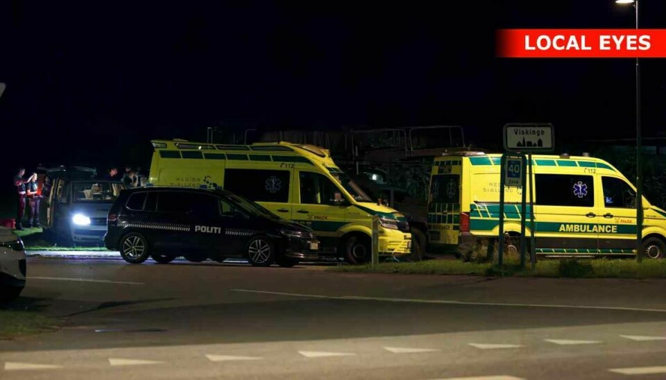 Politi og ambulancer rykkede natten til tirsdag ud til Viskinge ved Svebølle sydøst for Kalundborg. Her er en mand blevet anholdt for trusler på livet.
