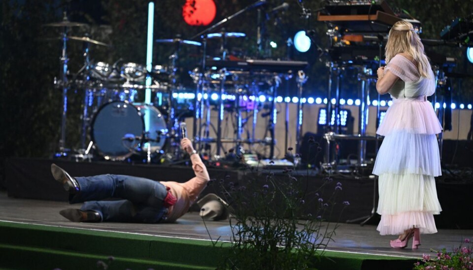 Her kollapser David Ritschard på scenen. Her kollapser David Ritschard på scenen.