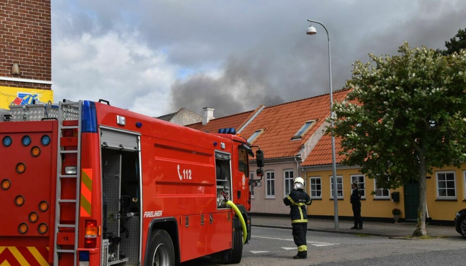 Der er udbrudt en voldsom brand i en bygning ved Dronningensgade i Fredericia.