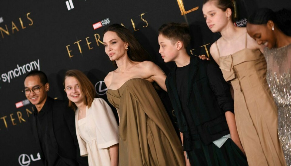 Angelina Jolie sammen med fem ud af sine og Brad Pitts seks børn: 19-årige Pax, 15-årige Vivienne, 15-årige Knox, 17-årige Shiloh og 18-årige Zahara. Superstjerneparret, som gik fra hinanden i 2016, har også sønnen Maddox på 22 år. (Arkivfoto).