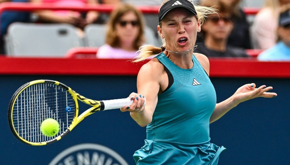 Caroline Wozniacki vandt tirsdag sin første kamp i sit comeback. Caroline Wozniacki vandt tirsdag sin første kamp i sit comeback.