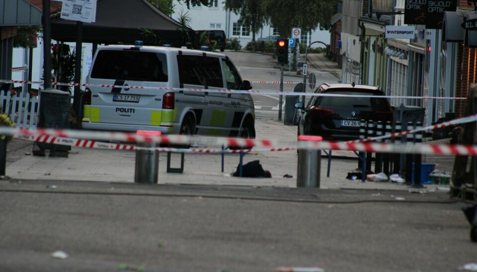 Østjyllands Politi havde spærret et område på Rosensgade i Odder lørdag morgen, da knivstikkeriet fandt sted.