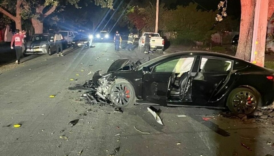 Den 13-årige chauffør smadrede bilen - i alt tre 'børn' meldes lettere kommet til skade ved ulykken.