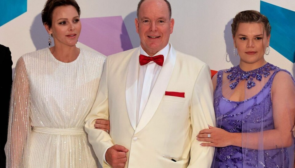 Fyrst Albert og fyrstinde Charlen ses her sammen med fyrstens niece, Camille Gottlieb (th) ved Røde Kors gallafesten i Monaco sidste lørdag. Fyrst Albert og fyrstinde Charlen ses her sammen med fyrstens niece, Camille Gottlieb (th) ved Røde Kors gallafesten i Monaco sidste lørdag.