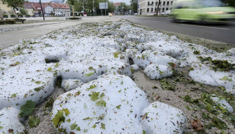 Den sydtyske by Reutlingen blev fredag ramt af store mængder hagl og regn. Den sydtyske by Reutlingen blev fredag ramt af store mængder hagl og regn.