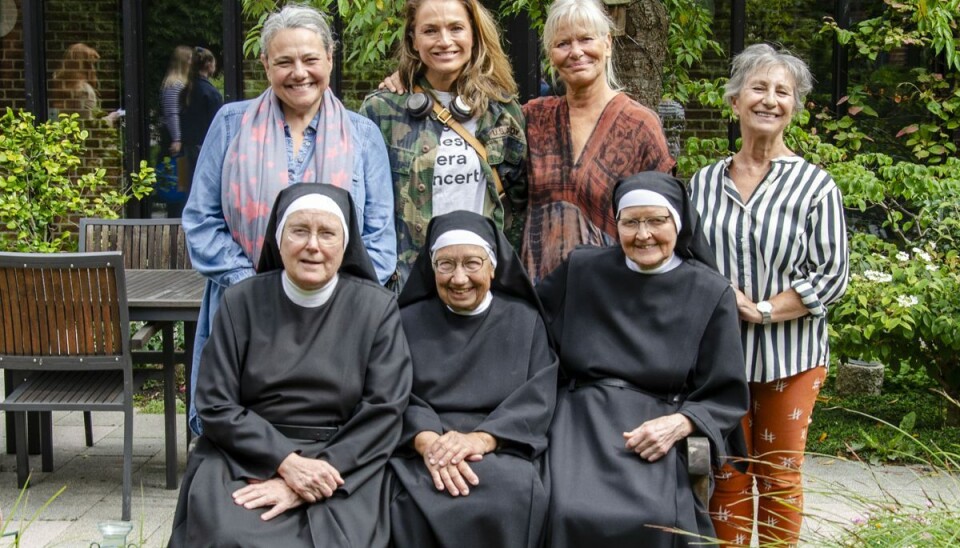 Skuespillene Anne Herdorf, Julie Steincke, Marianne Mortensen og Pia Rosenbaum hyggede sig med nonnerne i Benediktinerklosteret på Frederiksberg. Skuespillene Anne Herdorf, Julie Steincke, Marianne Mortensen og Pia Rosenbaum hyggede sig med nonnerne i Benediktinerklosteret på Frederiksberg.