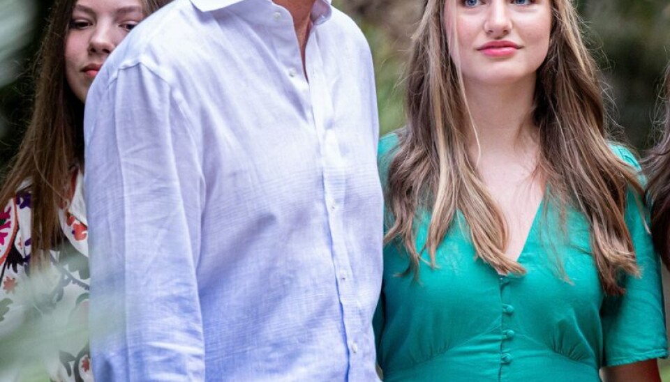Kong Felipe og kronprinsesse Leopnr. I baggrunden er det infanta Sofia. Kong Felipe og kronprinsesse Leopnr. I baggrunden er det infanta Sofia.