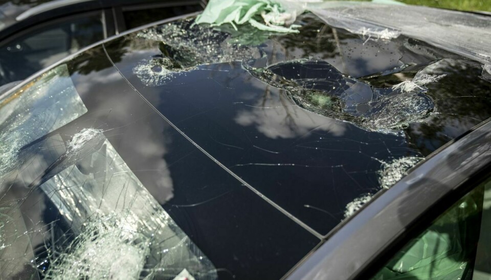 Hjemtagede biler fra Norditalien har skader lige fra buler og knuste soltag til at være totalskadet.