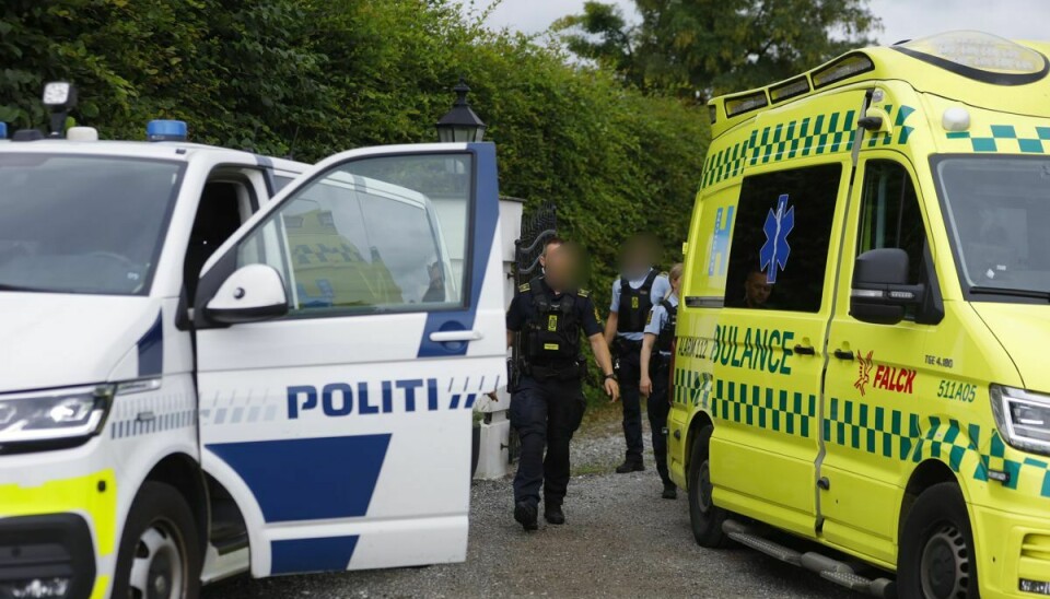 En betjent er lørdag eftermiddag kørt væk i en ambulance under en politiaktion på Gammel Høveltevej i Bregnerød.