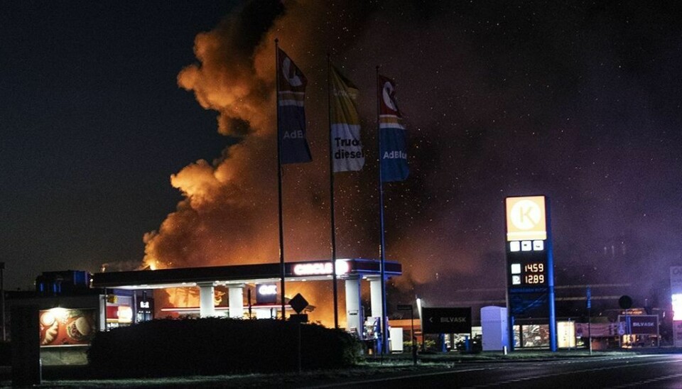 Mens Newsbreak.dks fotograf var på stedet kunne man høre eksplosioner fra bygningen.
