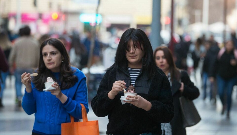 Chilenere spiser is i Chiles hovedstad, Santiago, under det, der i landet beskrives som en 'vinter-hedebølge'.