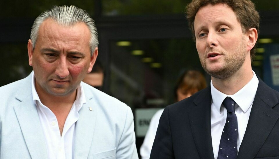 Den franske transportminister Clement Beaune (til højre) udtrykker sympati og medfølelse for ofrene for ulykken. Manden til venstre er borgmesteren i Mezieres-sur-Seine, Franck Fontaine.