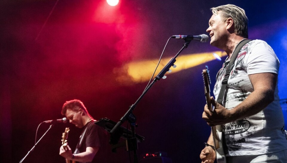 Det var med mere alvorlig mine end gennem resten af koncerten på Smukfest, at Johnny Hansen dedikerede 'Hotel himmel' til sin ven og bandets mangeårige bassist, Jørgen Hein. Det var med mere alvorlig mine end gennem resten af koncerten på Smukfest, at Johnny Hansen dedikerede 'Hotel himmel' til sin ven og bandets mangeårige bassist, Jørgen Hein.