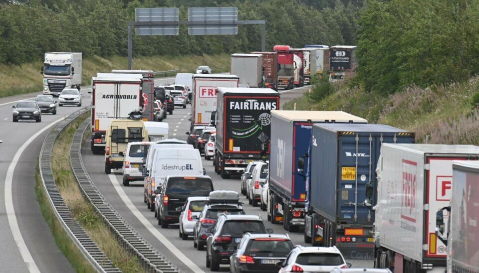 Der er lige nu kø på motorvejen efter uheldet. Der er lige nu kø på motorvejen efter uheldet.