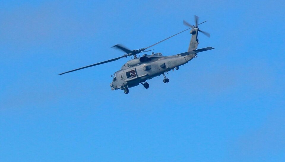 Helikoptere er indsat i arbejdet med at finde ligene efter de omkomne ved helikopterstyrtet ud for Queensland i Australien.