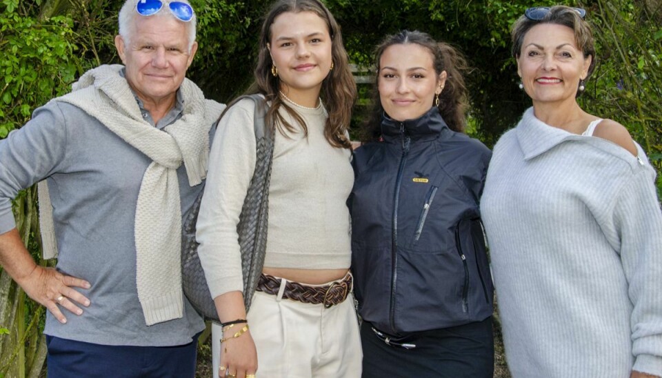 Anders Bircow og hustruen Marion flankeret af døtrene Julia, 15 og 22-årige Sophia, der til august skal starte op på musicalakademiet i Fredericia
