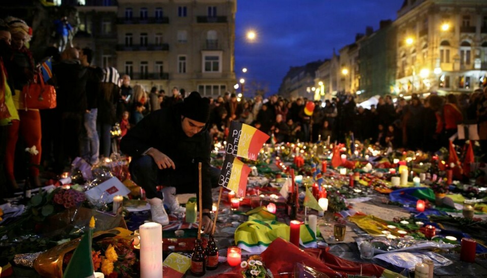 Belgierne var i chok og lavede den centrale Place de la Bourse (Beursplein) i Bruxelles om til et stort mindesmærke den 23. marts 2016, dagen efter at et tredobbelt bombeangreb i den belgiske hovedstad havde kostet 32 mennesker livet og såret hundredvis af andre. (Arkivfoto)