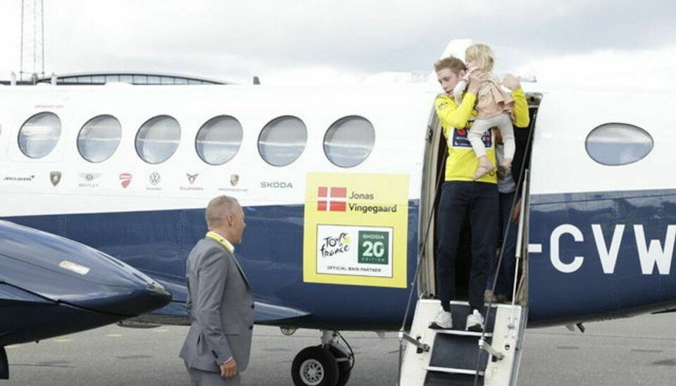 Jonas Vingegaard er landet i privatfly i Københavns Lufthavn.