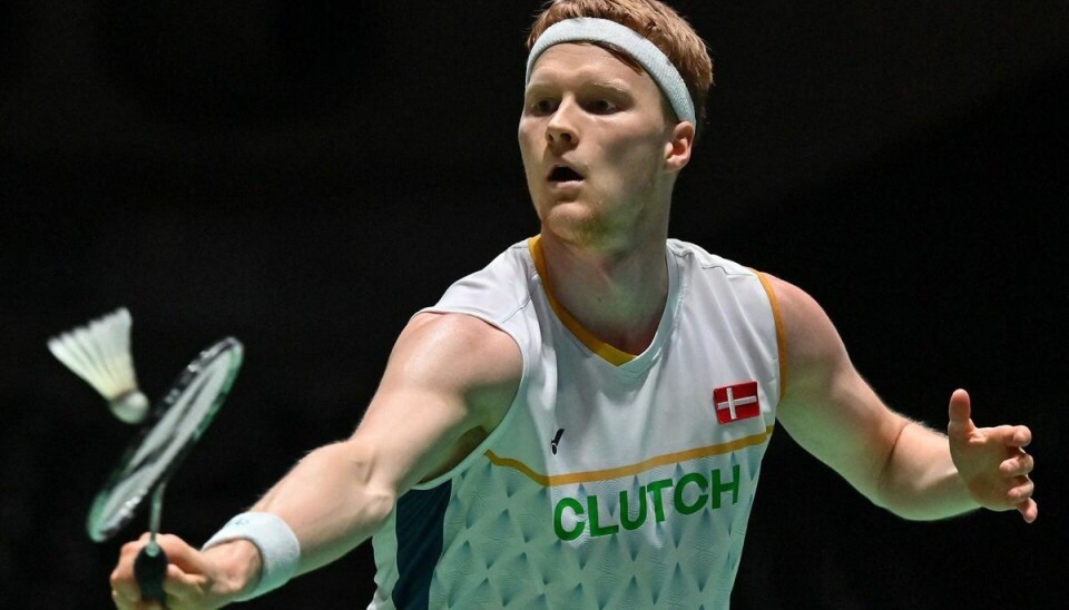 Anders Antonsen må trække sig allerede i første sæt. Anders Antonsen må trække sig allerede i første sæt.