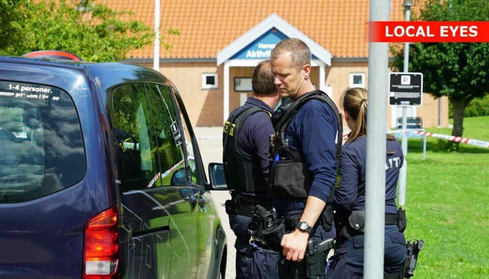 Betjente efterforsker det grove overfald på taxachaufføren. Betjente efterforsker det grove overfald på taxachaufføren.
