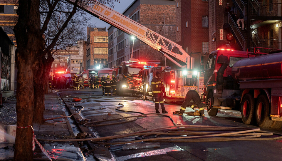 Der er torsdag morgen adskillige brandbiler og ambulancer ved ulykkesstedet centralt i Johannesburg.
