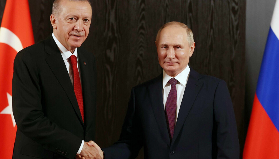 Tyrkiets præsident, Recep Tayyip Erdogan (til venstre), og Ruslands præsident, Vladimir Putin (til højre), under et møde i Usbekistan i september 2022. (Arkivfoto).