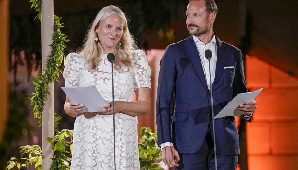 Kronprinsesse Mette-Marit og kronprins Haakon holder tale ved fredagens fødselsdagsfest i haven på slottet i Oslo.