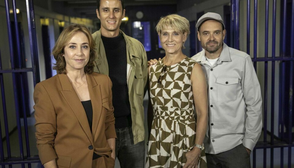 I de bærende roller ses blandt andre Youssef Wayne Hvidtfeldt, David Dencik, Sofie Gråbøl og Charlotte Fich, der prøver at holde hovedet koldt i et nedslidt, dansk fængsel, kendt som 'Huset'. I de bærende roller ses blandt andre Youssef Wayne Hvidtfeldt, David Dencik, Sofie Gråbøl og Charlotte Fich, der prøver at holde hovedet koldt i et nedslidt, dansk fængsel, kendt som 'Huset'.
