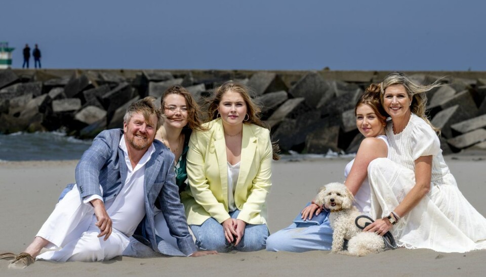 Den hollandske kongefamilie. Fra venstre er det kong Willem-Alexander, 16-årige prinsesse Ariane, der nu starter på en international uddannelse i Italien, 19-årige kronprinsesse Amalia, der studerer på universitet i Amsterdam, 18-årige prinsesse Alexia, som netop har afsluttet en international uddannelse i Wales, og dronning Maxima. Den hollandske kongefamilie. Fra venstre er det kong Willem-Alexander, 16-årige prinsesse Ariane, der nu starter på en international uddannelse i Italien, 19-årige kronprinsesse Amalia, der studerer på universitet i Amsterdam, 18-årige prinsesse Alexia, som netop har afsluttet en international uddannelse i Wales, og dronning Maxima.