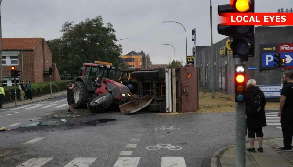 Der er spærret på strækningen, mens betjente arbejder på stedet.