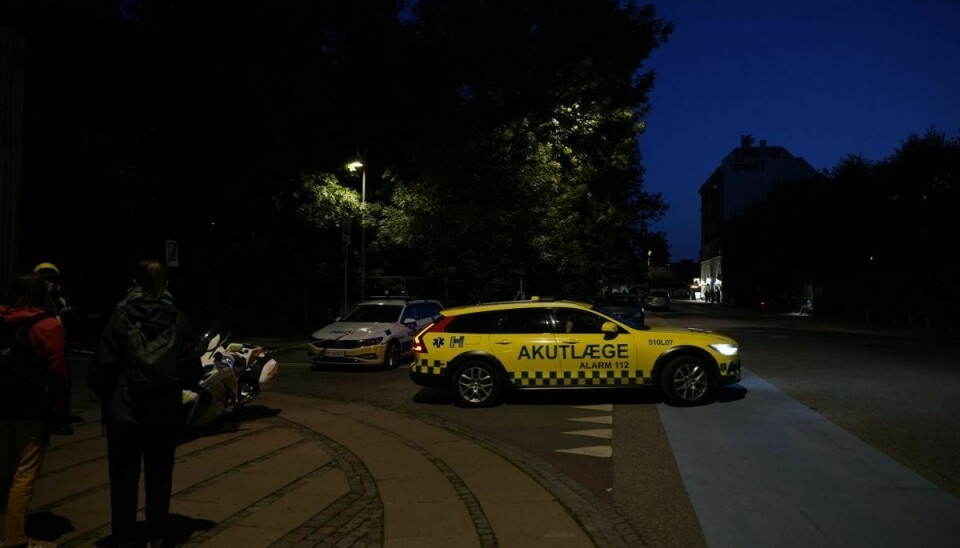 Københavns Politi har lørdag aften afspærret et større område på og omkring Christiania i forbindelse med en skudepisode. Her ses en lægebil forlade området.