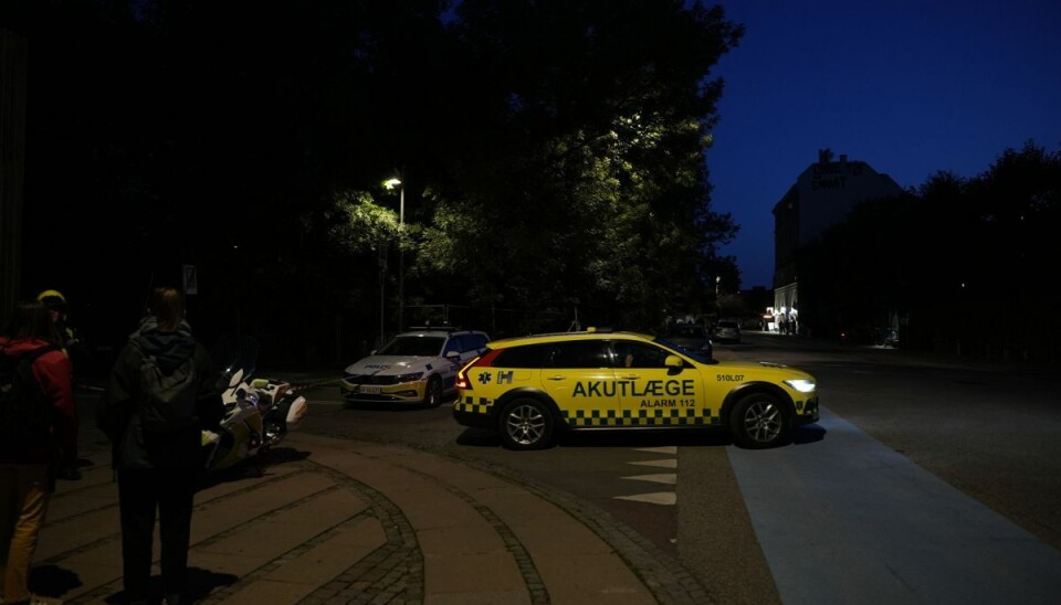 Københavns Politi afspærrede lørdag et større område på og omkring Christiania i forbindelse med en skudepisode. Her ses en lægebil forlade området. Københavns Politi afspærrede lørdag et større område på og omkring Christiania i forbindelse med en skudepisode. Her ses en lægebil forlade området.