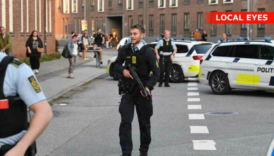 Politiet er fredag aften talstærkt tilstede i Aalborg.