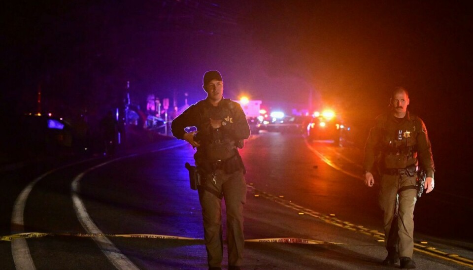 Californiske politifolk har afspærret en vej, der fører op til baren Cook's Corner nær Los Angeles, hvor et voldsomt skydere førte til fire dræbte og seks sårede, to i kritisk tilstand.
