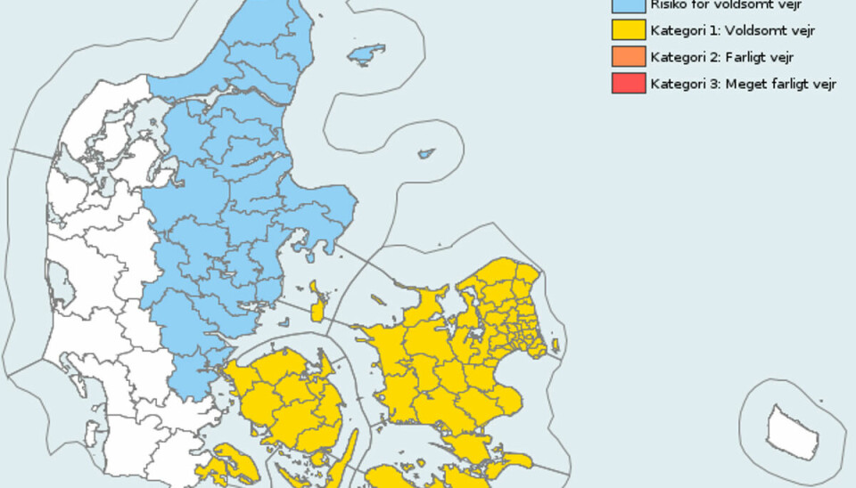 Det gule område er varslet for fredag aften klokken 22 til lørdag morgen klokken 8. Det blå område er risikovarslet der gælder fra lørdag formiddag klokken 10 frem til lørdag klokken 18.
