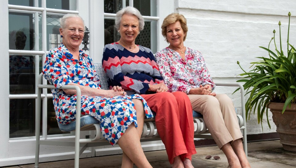 Billedet her af dronning Margrethe sammen med sin to søstre, prinsesse Benedikte og dronning Anne-Marie, er fra deres fælles sommerophold på Gråsten Slot i 2021.