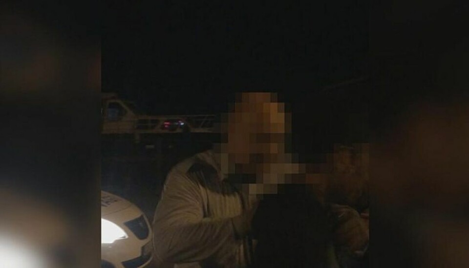 Vagten,d er skubbede til den 15-årige kommer ikke længere på havnen. Foto: TV2 Lorry. Vagten,d er skubbede til den 15-årige kommer ikke længere på havnen. Foto: TV2 Lorry.