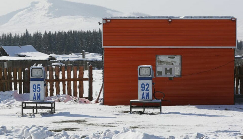 Maj var rekordvarm Sibirien, der her ses i vanlig sneklædt udgave i februar ved en benzinstation, er et af de områder på kloden, hvor der er registreret betydeligt højere temperatur i maj end normalt. (Arkivfoto) Foto: Ilya Naymushin/Reuters