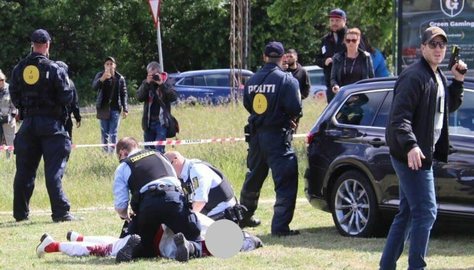 Politiet har her fat i manden, der angiveligt trak en kniv. og efterfølgende blev skudt af politiet. Foto: Øxenholt Foto. KLIK FOR FLERE BILLEDER FRA NATTENS VOLDSOMME BRANDE I GELLERUPPARKEN.